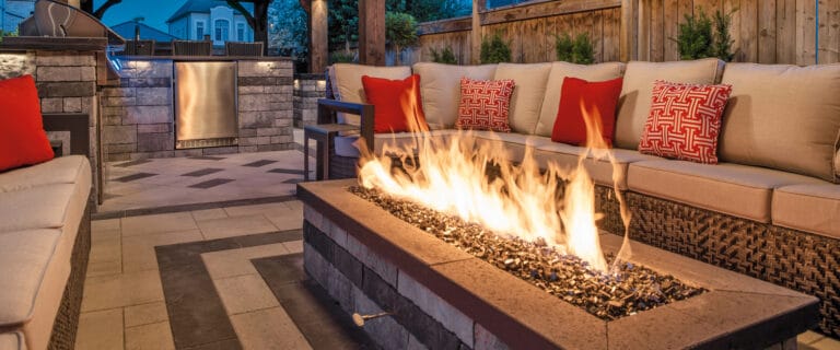 Outdoor kitchens & fireplaces
