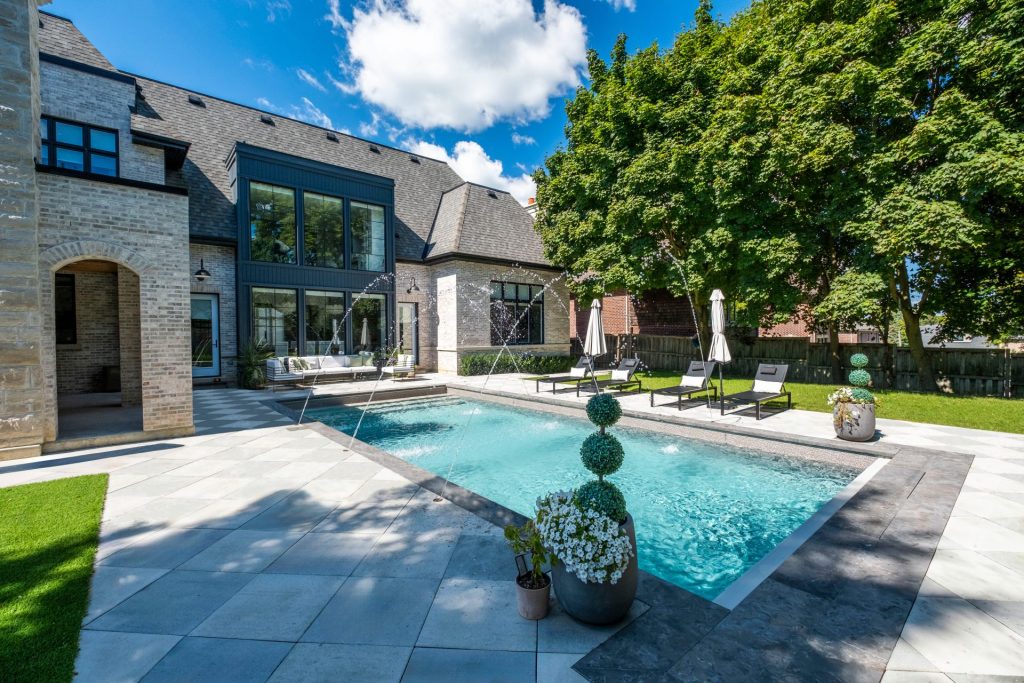 Jeu de motifs et de couleurs pour créer une entrée de piscine distinctive