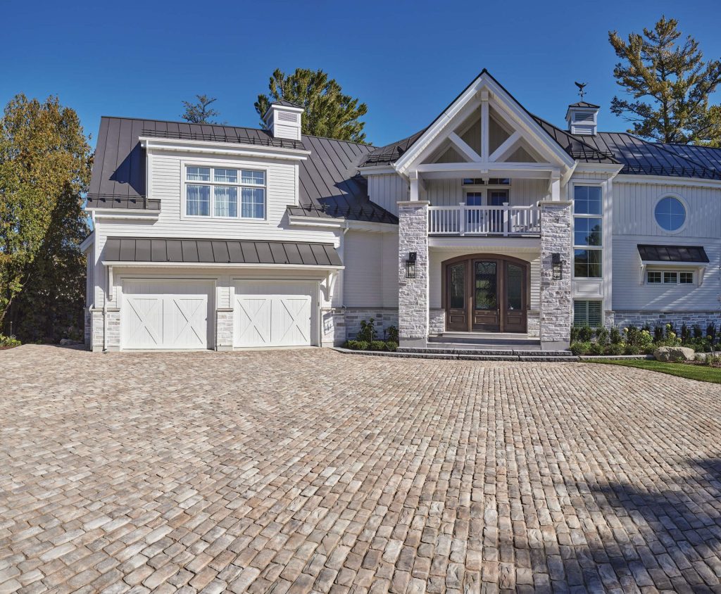 Pourquoi choisir un pavé à caractère rustique pour une entrée durable