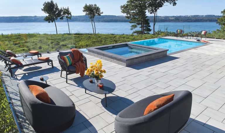 La dalle Melville 60 pour un aménagement extérieur précis et contemporain