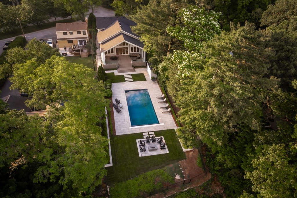 Agrandir visuellement un espace extérieur : l’effet grand format de la dalle Méga Melville