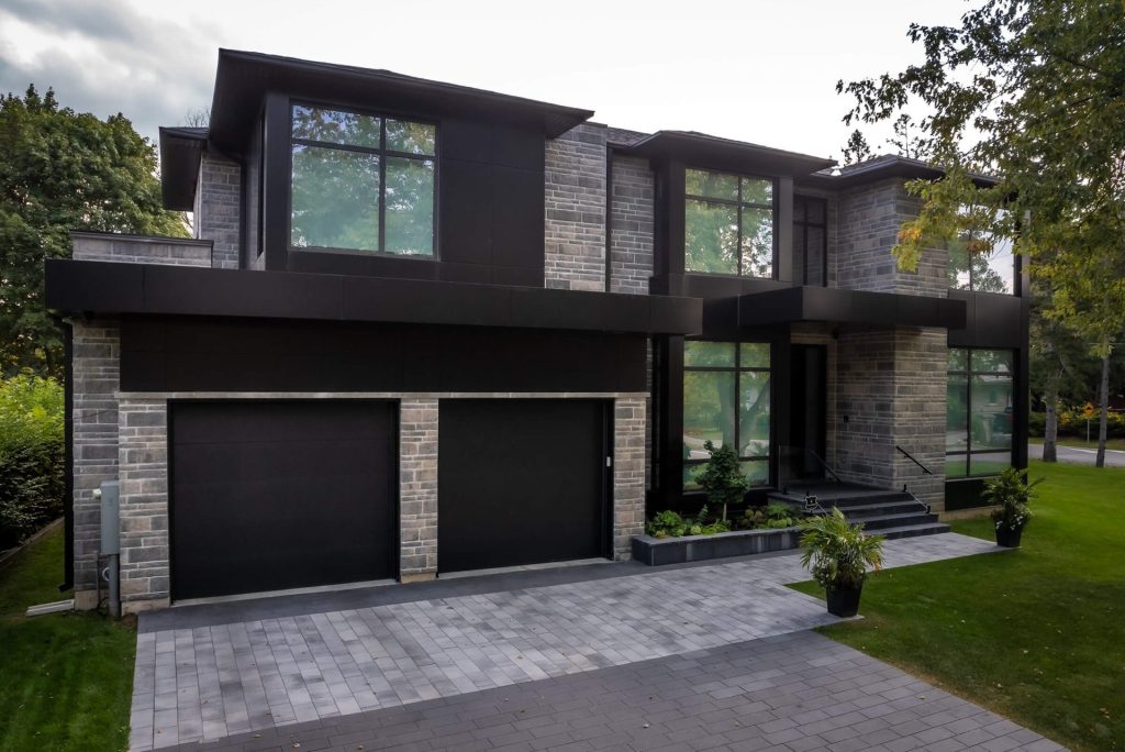 The Role of Mondrian Stone on the Facade of a Modern Residence