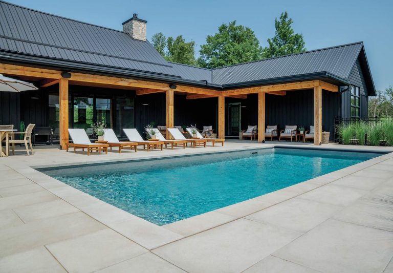 Vacances à la maison : quand l’aménagement extérieur ralentit le temps