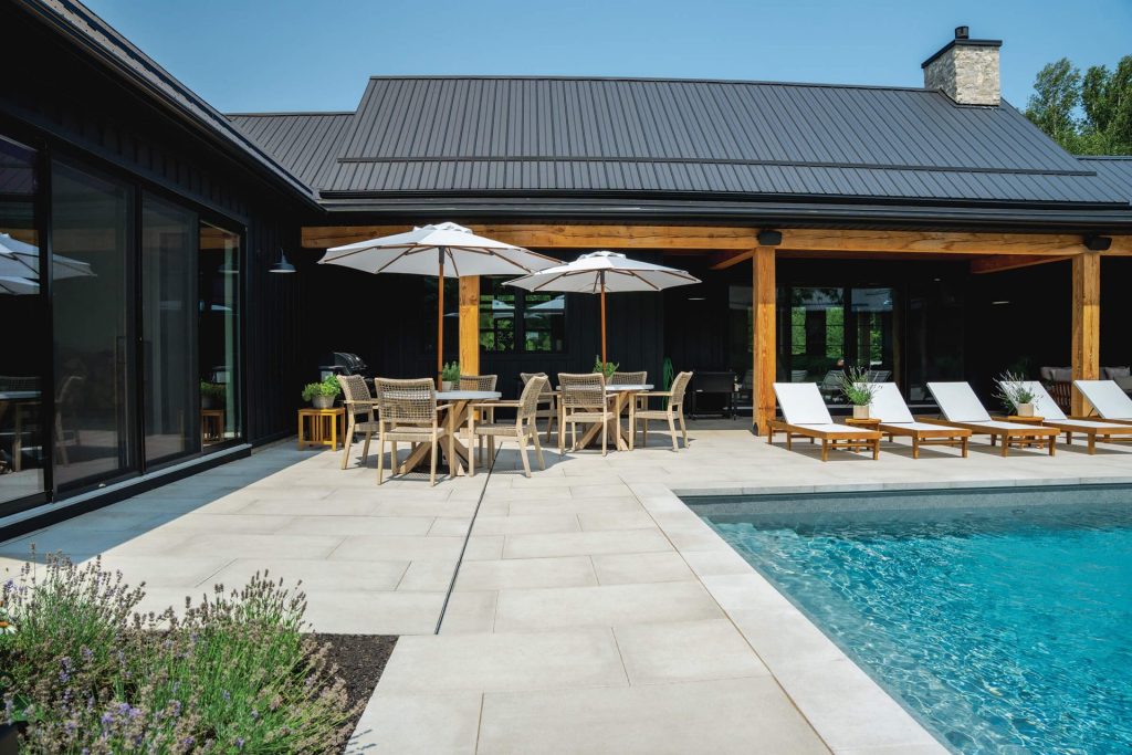 Vacances à la maison : quand l’aménagement extérieur ralentit le temps