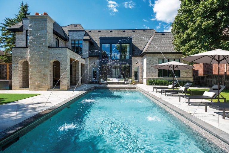 Jeu de motifs et de couleurs pour créer une entrée de piscine distinctive