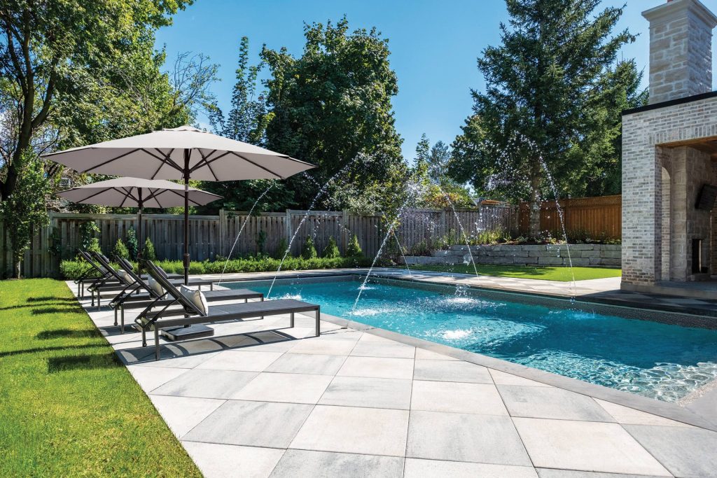 Jeu de motifs et de couleurs pour créer une entrée de piscine distinctive