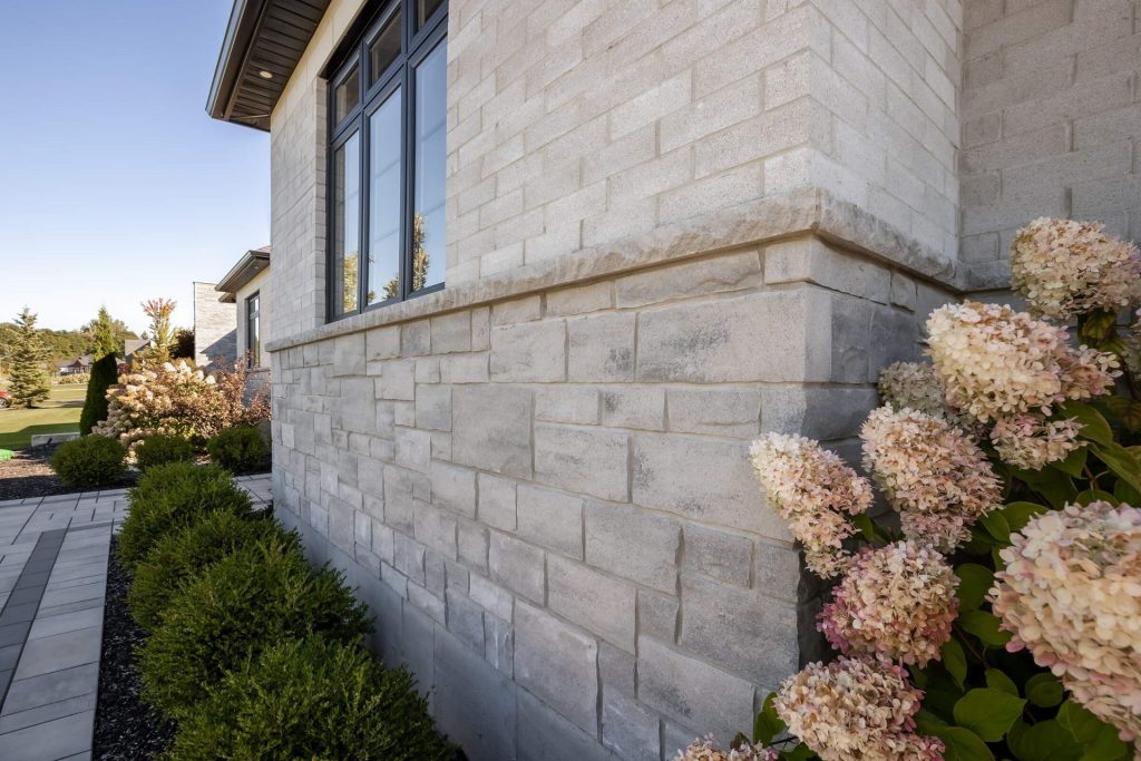 When Stone Guides the Eye: A Contemporary Facade in Perfect Balance