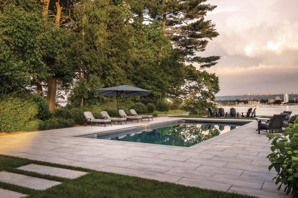 Agrandir visuellement un espace extérieur : l’effet grand format de la dalle Méga Melville