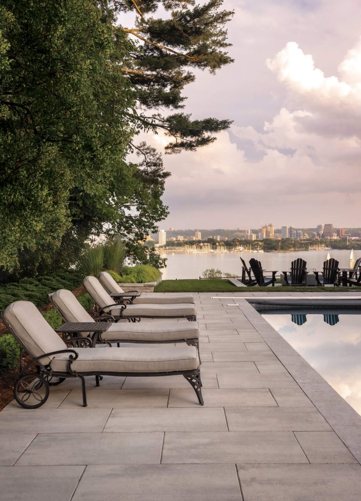 Agrandir visuellement un espace extérieur : l’effet grand format de la dalle Méga Melville