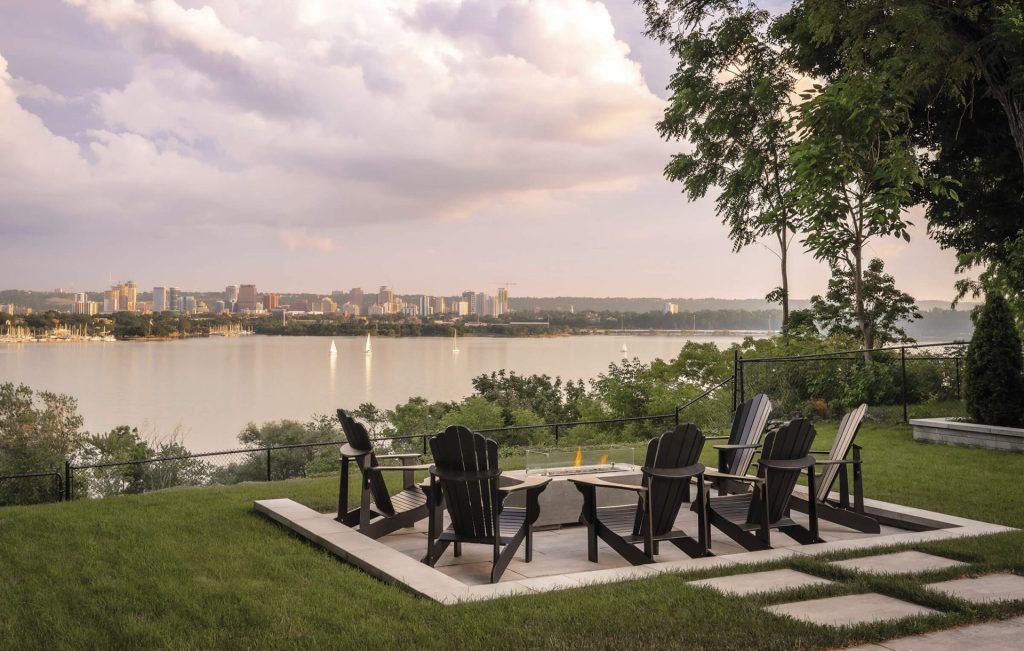 Agrandir visuellement un espace extérieur : l’effet grand format de la dalle Méga Melville