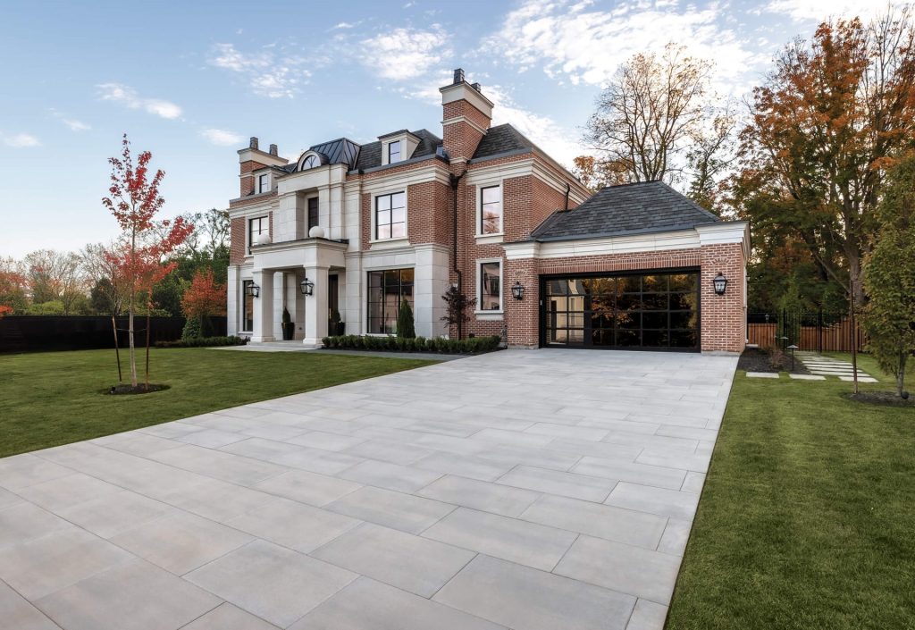 Grande entrée de voiture double : structurer l’espace avec le pavé Méga Melville